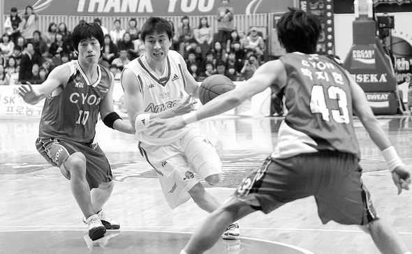 30일 서울 잠실 실내체육관에서 열린 프로농구 6강 플레이오프 1차전에서 이상민(가운데·서울 삼성)이 이현민(왼쪽·창원 LG)의 수비를 피해 돌파를 시도하고 있다. 연합뉴스