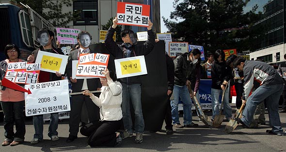 ‘운하백지화 국민행동’ 회원들이 28일 오전 서울 여의도 한나라당 당사 앞에서 한반도 대운하의 밀실 추진을 규탄하는 행위극을 벌이고 있다. 박종식 기자 anaki@hani.co.kr