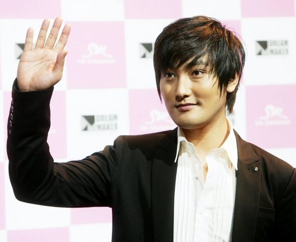 가수 강타가 30일 오후 연세대학교 대강당에서 열린 자신의 군입대 전 마지막 콘서트 ‘2008 KANGTA Live Concert - (Eternity-永遠)‘에 앞서 열린 기자회견에서 손을 흔들며 포즈를 취하고 있다. 연합뉴스