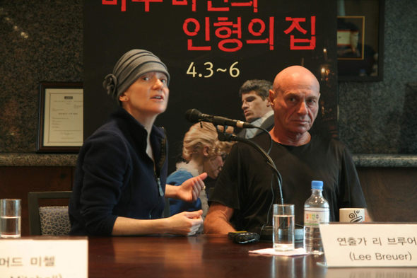 작은 남자도 큰 여자 지배하는 가부장 모순 풍자