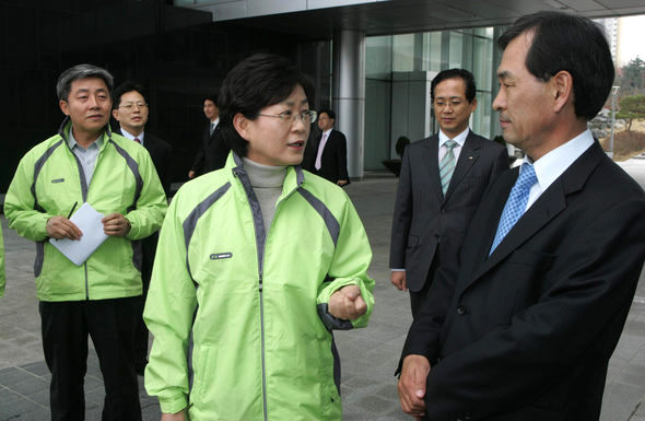 김상희 통합민주당 대운하저지위원장(가운데)이 31일 오후 국토해양부의 대운하추진기획단 사무실이 있는 것으로 알려진 경기 과천시 갈현동 수자원공사 수도권지역본부에서 대운하추진기획단 사무실의 공개를 거부한 안창진 본부장(오른쪽)에게 유감을 나타내고 있다. 김종수 기자 <A href="mailto:jongsoo@hani.co.kr">jongsoo@hani.co.kr</A>