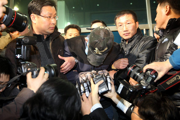 경기 일산 초등생 폭행·납치미수 사건의 용의자 이아무개(41)씨가 31일 밤 경기도 고양 일산경찰서로 압송돼 취재진의 질문을 받고 있다. 고양/신소영 기자 viator@hani.co.kr