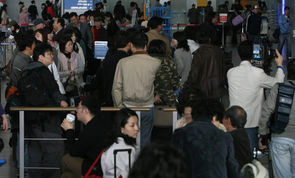 출국 시스템 마비…북새통 공항