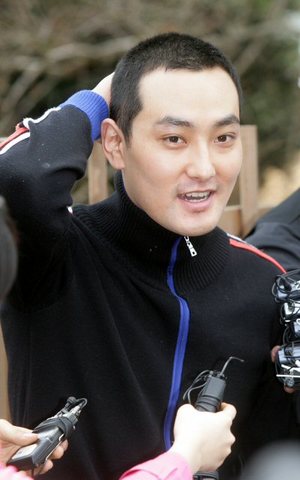 그룹 HOT의 멤버 강타가 1일 오후 의정부 306보충대를 통해 입소하기에 앞서 취재진과 인터뷰를 하고 있다. (의정부=연합뉴스)
