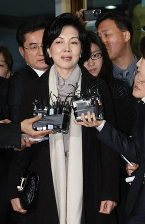 이건희 삼성 회장의 부인 홍라희씨가 2일 오후 서울 한남동 준준웅 특검 사무실로 나오고 있다. 삼성 계열사 비자금으로 외국 미술품을 사들였다는 의혹을 받고 있는 홍씨는 취재진에게 “성실히 답변하겠다”고 말했다. 신소영 기자 <A href="mailto:viator@hani.co.kr">viator@hani.co.kr</A>