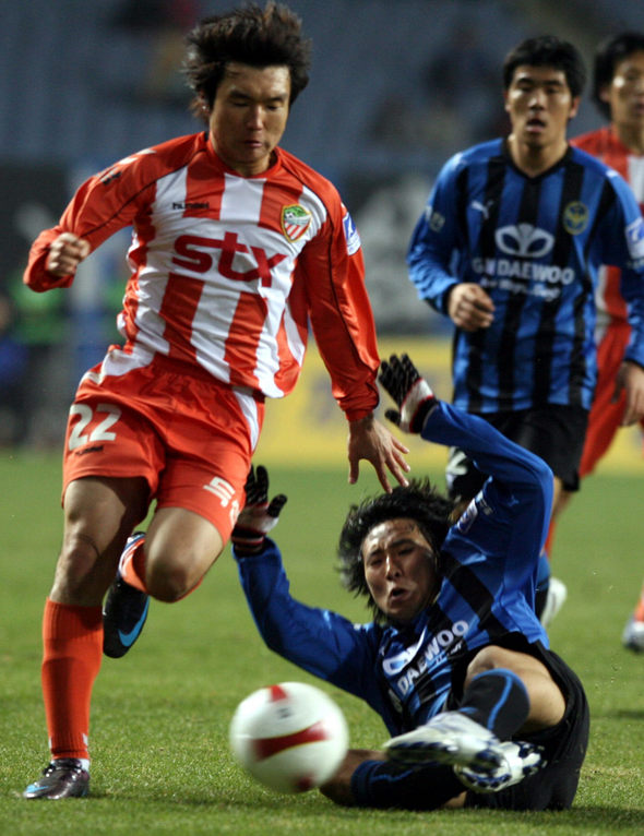 2일 인천문학경기장에서 열린 프로축구 인천 유나이티드와 한 경기에서 서상민(왼쪽·경남FC)이 수비 태클을 피해 드리블하고 있다. 인천/연합뉴스