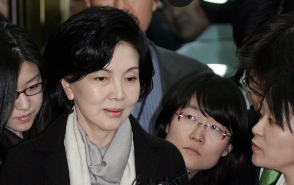 삼성그룹 이건희 회장의 부인 홍라희 리움미술관장이 2일 조사를 받기 위해 서울 한남동 삼성특검 사무실로 출두하며 기자들의 질문에 짧게 답하고 있다.  (서울=연합뉴스)