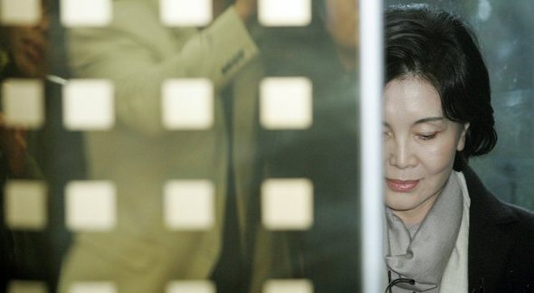 삼성그룹 이건희 회장의 부인 홍라희 리움미술관장이 2일 조사를 받기 위해 서울 한남동 삼성특검 사무실로 출두하고 있다. (서울=연합뉴스)