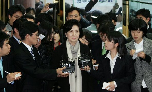 삼성그룹 이건희 회장의 부인 홍라희 리움미술관장이 2일 조사를 받기 위해 서울 한남동 삼성특검 사무실로 출두하고 있다. (서울=연합뉴스)