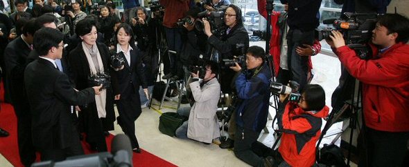 삼성그룹 이건희 회장의 부인 홍라희 리움미술관장이 2일 조사를 받기 위해 서울 한남동 삼성특검 사무실로 출두하고 있다.(서울=연합뉴스)