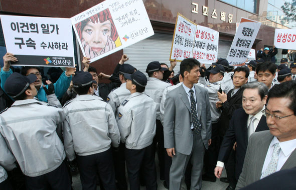 이건희 삼성그룹 회장(오른쪽 두번째)이 서울 한남동 특검 사무실에 출두한 4일 오후, 삼성 에스디아이(SDI) 해고 노동자와 진보신당 당원 등이 철저한 수사를 촉구하는 시위를 벌이고 있는 길을 지나가고 있다. 강창광 기자 <A href="mailto:chang@hani.co.kr">chang@hani.co.kr</A>