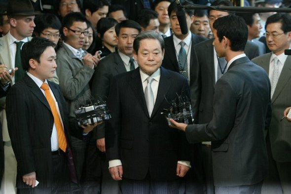 출두하는 이건희회장 - ‘삼성 비자금 사건’과 관련, 이건희 삼성그룹 회장이 검찰의 조사를 받기 위해 4일 오후 서울 한남동 삼성특검 사무실로 출두하고 있다. 이회장이 검찰조사를 받기 위해 출두하는 것은 13년만의 일이다.  (연합뉴스)
