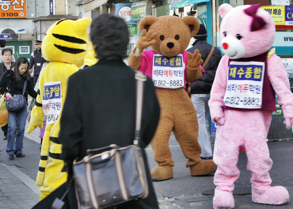 재수생의 강점과 약점을 정확히 파악하는 것이 재수의 출발점이다. 서울 노량진 재수전문 학원가의 모습. 김진수 기자  <A href="mailto:jsk@hani.co.kr">jsk@hani.co.kr</A>