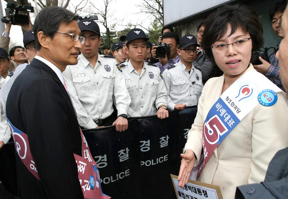 이명박 대통령이 5일 서울 은평뉴타운 건설현장을 찾은 것이 불법 선거 개입이라며 창조한국당 당원들이 6일 오후 청와대에 항의서한을 전달하려다 경찰의 제지를 받자, 오정례 비례대표 후보(맨 오른쪽)가 항의하고 있다. 강창광 기자 <A href="mailto:chang@hani.co.kr">chang@hani.co.kr</A>