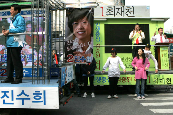 서울 성동갑에 출마한 최재천 통합민주당 후보가 6일 오후 옥수동에서 거리 유세를 벌이던 중 진수희 한나라당 후보의 유세 차량이 그 앞을 지나고 있다. 강재훈 선임기자 <A href="mailto:khan@hani.co.kr">khan@hani.co.kr</A>