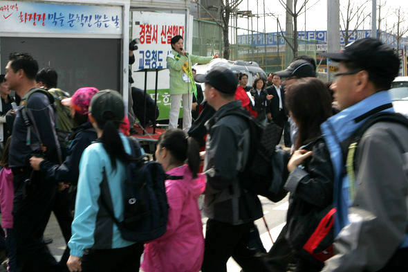 투표일을 앞두고 마지막 휴일인 6일 오전 경기 하남 창우동 검단산 입구에서 강금실 통합민주당 선대위원장이 산행에 나선 등산객들을 향해 이 지역에 출마한 문학진 후보의 지지를 호소하고 있다. 하남/강재훈 선임기자 <A href="mailto:khan@hani.co.kr">khan@hani.co.kr</A>