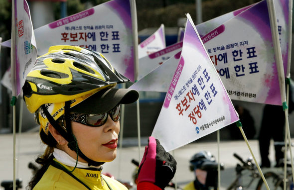 공명선거실천시민운동협의회가 주최한 ‘투표 참여 촉구 자전거 대행진’에 참여한 한 시민이 8일 오전 서울역광장에서 열린 마무리 행사 중 각 정당 관계자들의 인사말을 듣고 있다. 김종수 기자 <A href="mailto:jongsoo@hani.co.kr">jongsoo@hani.co.kr</A>