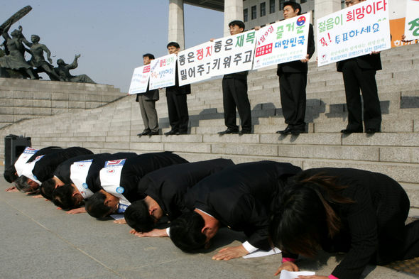 문국현 창조한국당 대표와 비례대표 후보들이 8일 오전 서울 여의도 국회 본청 앞 계단에서 투표 참여와 지지를 호소하는 대국민 호소문을 낭독한 뒤 엎드려 큰절을 하고 있다. 강재훈 선임기자 <A href="mailto:khan@hani.co.kr">khan@hani.co.kr</A>