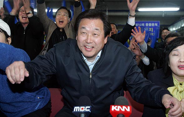 친박연대 좌장격인 김무성 후보가 9일 부산 남구을 선거구에서 한나라당 후보를 여유있게 물리치고 당선이 확실시되자 지지자들과 함께 환호하고 있다. 박종식 기자 ananki@hani.co.kr
