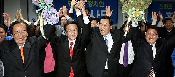 제18대 총선에서 대구지역에서 당선된 친박연대, 친박무소속 후보들이 9일 밤 홍사덕 후보 선거사무소에서 지지자들과 함께 만세를 부르며 기뻐하고 있다. 왼쪽부터 친박무소속 이해봉(대구달서을), 친박연대 홍사덕(대구서구), 박종근(대구달서갑), 조원진(대구달서병) 당선자. 대구/합뉴스