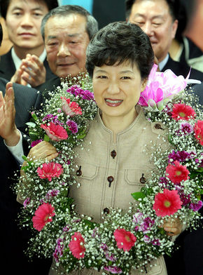 박근혜 전 한나라당 대표가 9일 저녁 개표 결과 당선이 확실해지자 대구 달성군 선거사무소에서 당원들의 축하를 받으며 밝게 웃고 있다. 대구/연합뉴스
