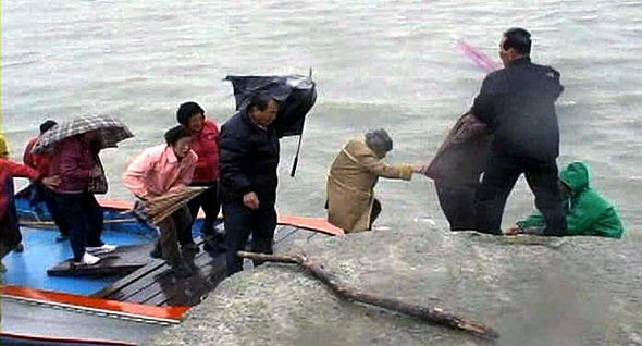전남 신안군 압해면 효지도 주민 12명이 9일 오전 강한 바람과 함께 비까지 내리는 궂은 날씨 속에 귀중한 한 표 행사를 위해 0.8t ‘효지 도선‘을 타고 나와 복용 선착장에 내리고 있다. 신안/연합뉴스
