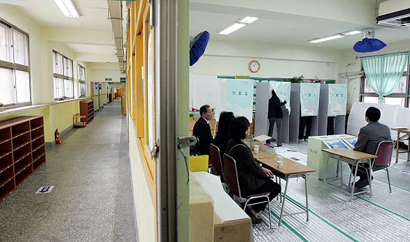 18대 국회의원 선거일인 9일 오전 사상 최저 투표율이 우려되고 있는 가운데 서울 시내 한 투표소가 한산한 모습을 보이고 있다. 연합뉴스