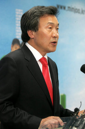 손학규 통합민주당 대표가 10일 오전 서울 당산동 당사에서 긴급기자회견을 열고 “차기 당권 경쟁에 나서지 않겠다”고 밝히고 있다. 강재훈 선임기자 <A href="mailto:khan@hani.co.kr">khan@hani.co.kr</A>
