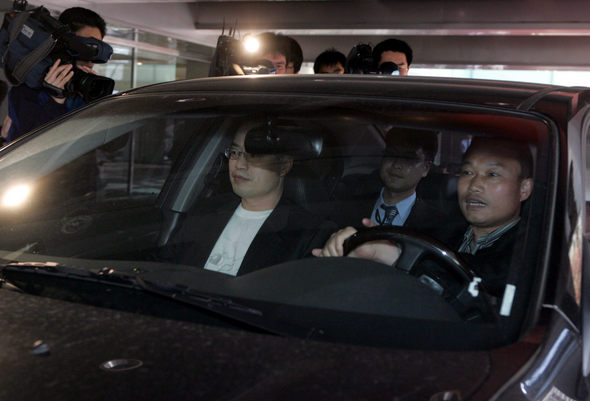 조준웅 삼성 특검팀 수사관들이 10일 오후 서울 중구 태평로 삼성 본관의 삼성전자 전산센터와 창고 등을 압수수색한 뒤 승용차로 떠나고 있다. 김종수 기자 <A href="mailto:jongsoo@hani.co.kr">jongsoo@hani.co.kr</A>