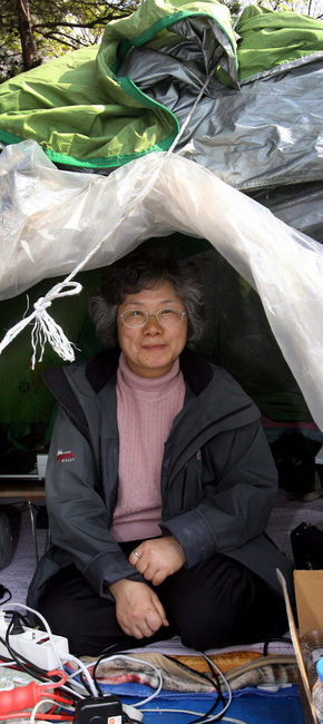 217일째 천막농성 / 김동애 비정규교수노동조합 교원법적지위쟁취특위 위원장이 10일 오후 서울 여의도 국회 앞의 천막 농성장을 걸어 나오고 있다. 김씨는 대학 시간강사를 교원으로 인정하는 내용을 담은 ‘고등교육법 개정안’의 국회 통과를 요구하며 217일째 농성을 벌이고 있다. 
이종근 기자 <A href="mailto:root2@hani.co.kr">root2@hani.co.kr</A>