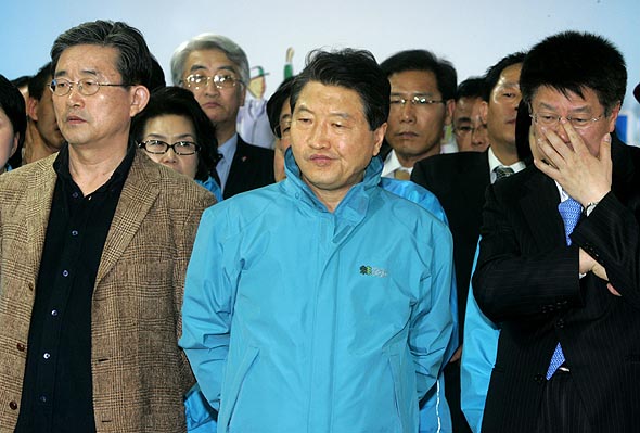 안상수 한나라당 원내대표(가운데)와 이한구 정책위의장(왼쪽) 등 당직자들이 9일 밤 서울 여의도 당사 상황실에서 실제 개표 결과가 방송사 출구조사 결과보다 부진하게 나타나자 심각한 표정을 짓고 있다. 강재훈 선임기자 khan@hani.co.kr