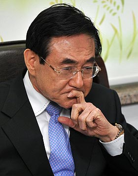 현명관 한나라당 제주도당 위원장이 10일 기자회견을 갖고 삼성생명 주식 차명 보유 사실을 밝힌 뒤 심각한 표정을 짓고 있다. 연합뉴스