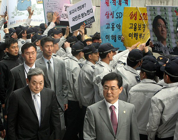 11일 삼성그룹 이건희 회장이 삼성 비자금 및 차명계좌 의혹 등과 관련 서울 한남동 특검사무실로 일주일 만에 재소환 되며 시위대 앞을 지나고 있다. 연합뉴스 11일 삼성그룹 이건희 회장이 삼성 비자금 및 차명계좌 의혹 등과 관련 서울 한남동 특검사무실로 일주일 만에 재소환 되며 시위대 앞을 지나고 있다. 연합뉴스