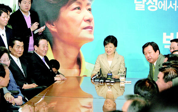 박근혜 전 한나라당 대표가 11일 오후 대구 달성군 선거사무소를 찾아온 서청원·김무성 의원 등 ‘친박 당선자’들을 만나 이야기하고 있다. 대구/연합뉴스