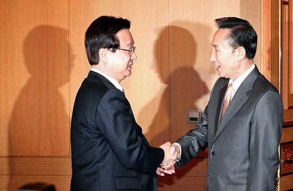 이명박 대통령이 11일 오전 청와대에서 강재섭 한나라당 대표와 조찬회동을 갖기에 앞서 악수를 하고 있다. 연합뉴스