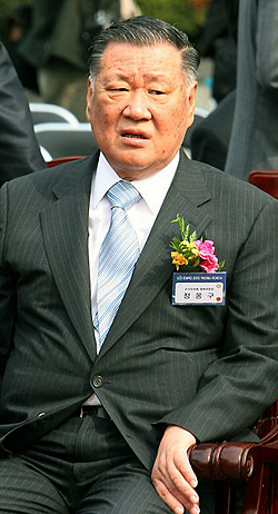 정몽구 현대차회장이 11일 오전 서울 계동 현대빌딩 앞마당에서 열린 ‘2012 여수세계박람회‘ 조직위원회 개소식에 참석하고 있다. 연합뉴스
