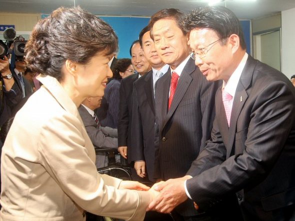 한나라당 박근혜 전 대표가 11일 대구달성군사무소를 찾아온 친박 당선자들과 악수하고 있다. 연합뉴스