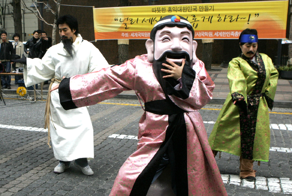 2007년 12월 서울에서 열린 ‘따뜻한 홍익대한민국 만들기-널리 세상을 이롭게 하라’ 행사에서 단군 복장을 한 참가자들이 텔미 춤을 선보이고 있다. 탁기형 선임기자 <A href="mailto:khtak@hani.co.kr">khtak@hani.co.kr</A> 2007년 12월 서울에서 열린 ‘따뜻한 홍익대한민국 만들기-널리 세상을 이롭게 하라’ 행사에서 단군 복장을 한 참가자들이 텔미 춤을 선보이고 있다. 탁기형 선임기자 <A href="mailto:khtak@hani.co.kr">khtak@hani.co.kr</A>