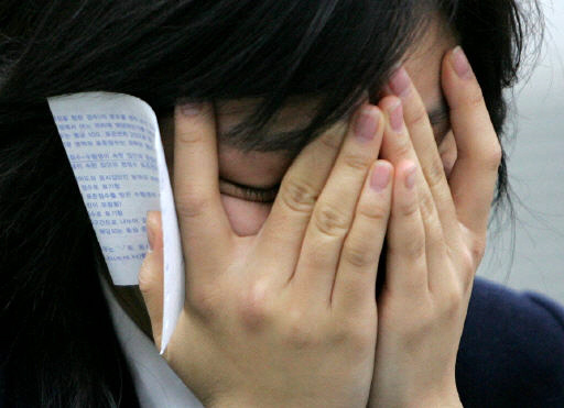 성적표를 확인한 뒤 절망한 학생. 이정아 기자 성적표를 확인한 뒤 절망한 학생. 이정아 기자