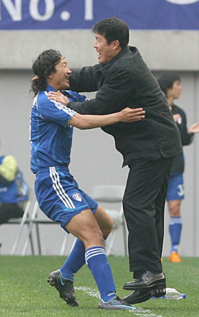 수원 삼성 신영록(왼쪽)이 13일 K리그 FC서울과의 경기 후반 6분 중거리 선제결승골을 넣은 뒤 차범근 감독을 껴안고 있다. 연합뉴스