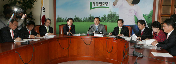 김효석 통합민주당 원내대표와 당직자들이 15일 오전 국회에서 열린 원내대표단회의에서 17대 마지막 임시국회 대책과 18대 총선 당시 뉴타운 공약 남발 문제에 대해 논의하고 있다.  강재훈 선임기자 khan@hani.co.kr
