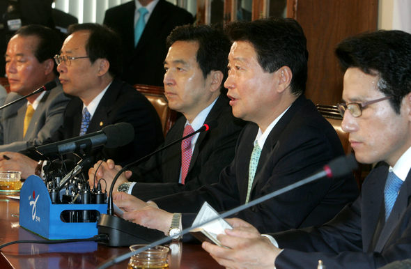 안상수 한나라당 원내대표(오른쪽 두번째)가 15일 오전 국회에서 열린 원내대책회의에서 인사말을 하고 있다. 이 회의에서 심재철 원내 수석부대표(왼쪽 세번째)는 선관위와 검찰이 친박연대 양정례 비례대표 당선자의 각종 의혹에 대해 조사할 것을 요구했다. 강재훈 선임기자 <A href="mailto:khan@hani.co.kr">khan@hani.co.kr</A>