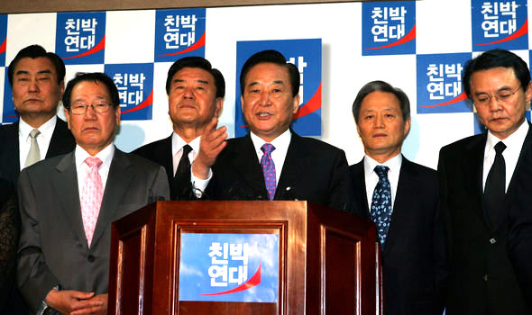서청원 친박연대 대표(가운데)가 16일 오전 서울 여의도 당사에서 기자회견을 열고 “양정례 비례대표 후보 공천과 관련해 어떤 불법도 없었다”고 말하고 있다. 강창광 기자 <A href="mailto:chang@hani.co.kr">chang@hani.co.kr</A>