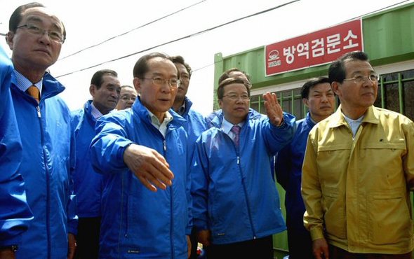 자유선진당 이회창 총재 일행이 15일 오후 김제시 용지면 AI방역초소를 찾아 근무자를 격려하고 있다. 연합