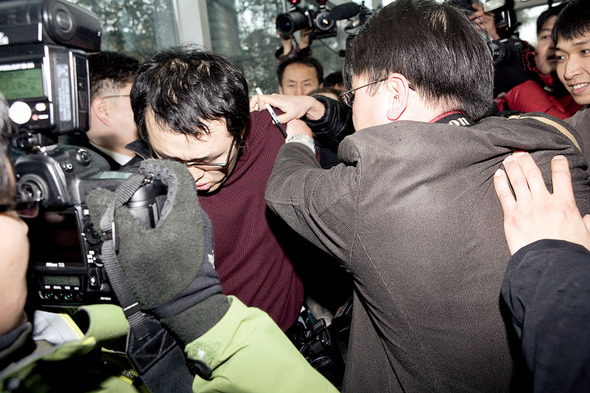 홍 회장이 특검에 출두하는 현장에서 삼성 해고 노동자들이 피케팅을 하자, <중앙일보>의 인터넷 매체인 조인스 영상취재팀 기자가 이를 방해한 뒤 <중앙일보> 사진기자들의 보호를 받으며 현장을 빠져나가고 있다. 사진 <한겨레21> 박승화 기자 <a href=mailto:eyeshot@hani.co.kr>eyeshot@hani.co.kr</a>