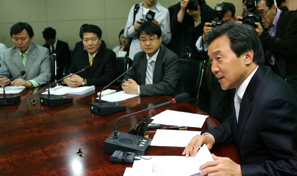 손학규 통합민주당 대표가 17일 오후 서울 당산동 당사에서 열린 전당대회 준비 태스크포스팀(TF) 첫 회의에서 “제대로 된 야당이 되기 위한 전당대회 준비에 사명감을 가지고 임할 것”을 당부하고 있다.  강창광 기자 chang@hani.co.kr
