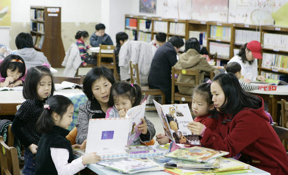 17일 한밭도서관을 찾은 한 가족이 아동가족열람실에서 동화책을 읽고 있다.   대전시 제공