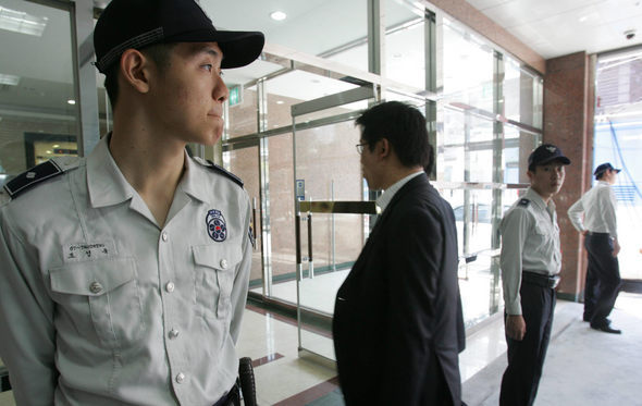 조준웅 특별검사팀이 수사 결과를 발표한 17일, 경찰이 만약의 사태에 대비해 서울 한남동 특검 사무실 들머리를 지키고 있다. 이종근 기자