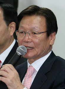 조준웅 특별검사가 17일 오후 서울 한남동 특검 기자실에서 수사 결과를 발표한 뒤 취재진과 일문일답을 하고 있다. 
박종식 기자 <A href="mailto:anaki@hani.co.kr">anaki@hani.co.kr</A>