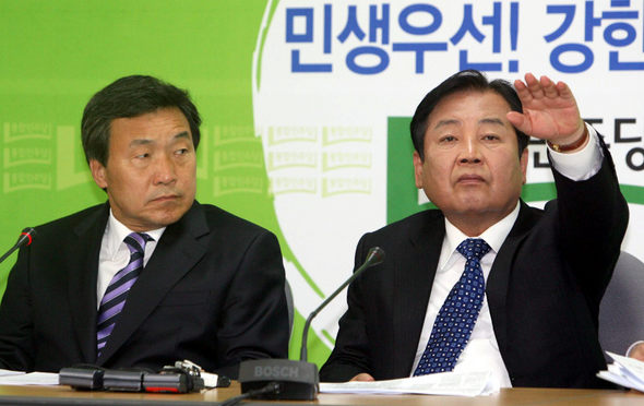 ‘여기 좀…’  /  박상천 통합민주당 공동대표(오른쪽)가 18일 오전 서울 당산동 당사에서 열린 최고위원회의에서 인사말을 한 뒤 당직자를 찾고 있다. 왼쪽은 손학규 공동대표.   강창광 기자 <A href="mailto:chang@hani.co.kr">chang@hani.co.kr</A>